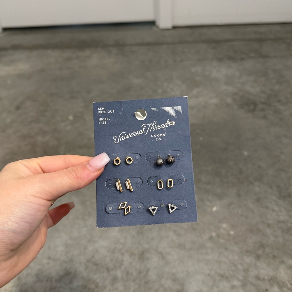 Universal thread‎ stud earrings